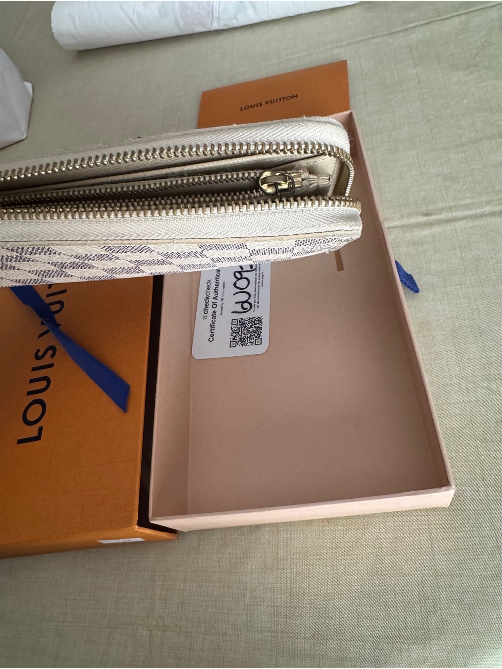 Louis Vuitton Damier Azur Zip Around Wallet in Cream - Picture 5 of 9